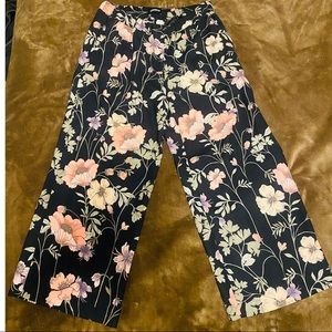Express black floral cropped culottes. Mid rise. Size S/P.